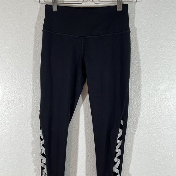 Victoria's Secret Sport Knockout Criss Cross Leggings in
Black & Silver Tight XS - Picture 3 of 10